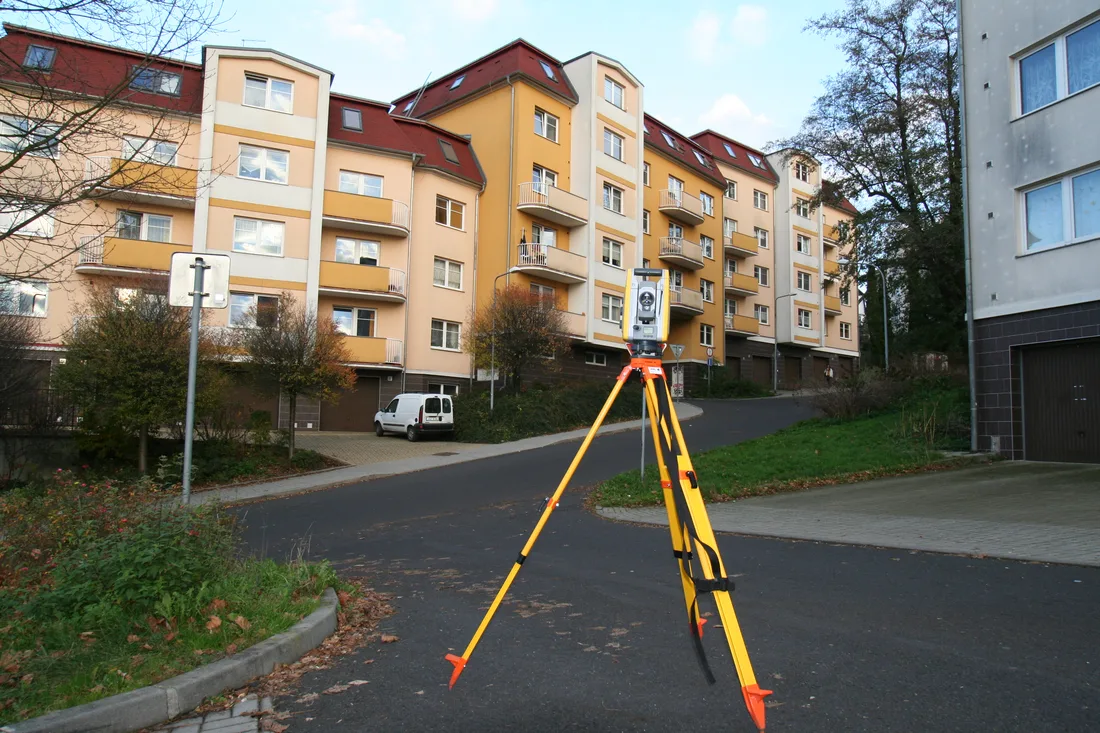 Totální stanice GESPOL na stativu při měření